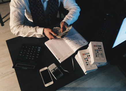 ما هو العائد على الاستثمار (ROI)؟ دليلك لفهم وقياس فعالية الإنفاق