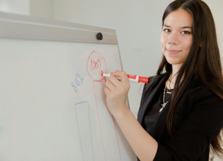 ما أفضل برامج تدريبية متخصصة في الموارد البشرية بالإمارات؟